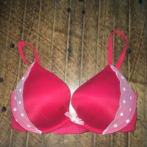 Victoria’s Secret red lace trimmed fabulous plunge 32D bra